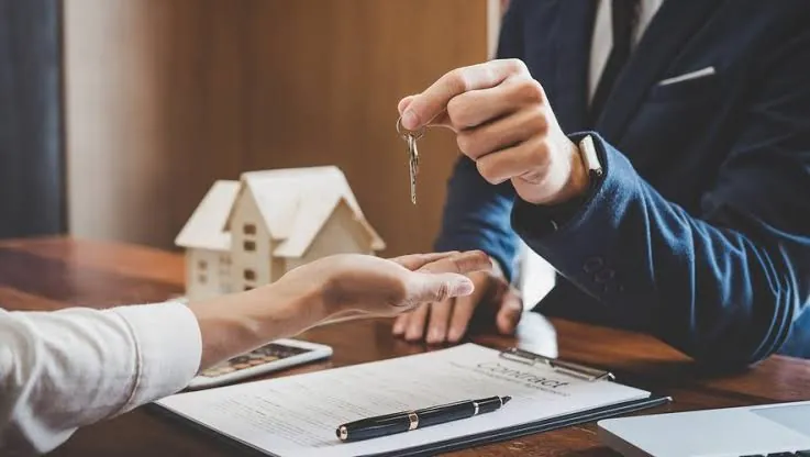 Maison, clés et documents relatifs à une opération immobilière